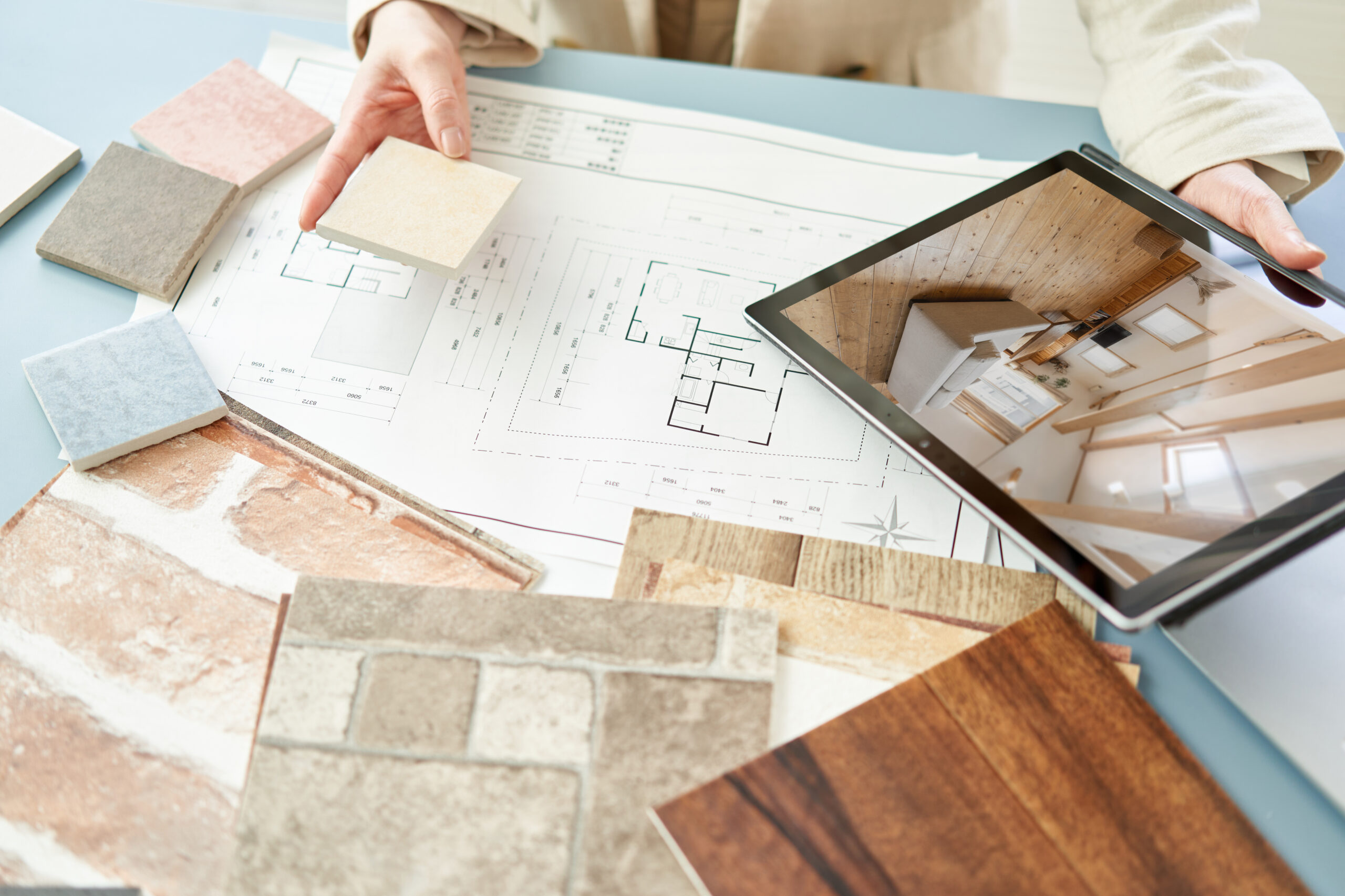 Pianificazione di una ristrutturazione con planimetria e campioni di pavimenti e rivestimenti