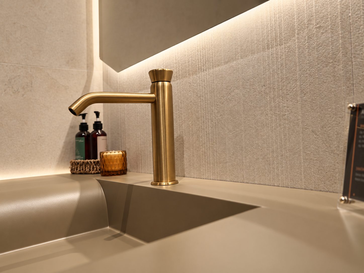 Dettaglio rubinetteria showroom Acori